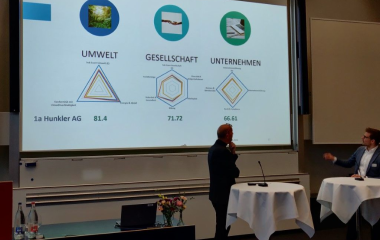 Manuel Hunkeler auf dem Podium der HSLU