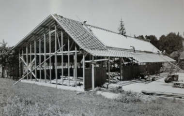 Bedeutsames Ereignis:  Aufrichte der Fabrikhalle in Ebikon (um 1945)