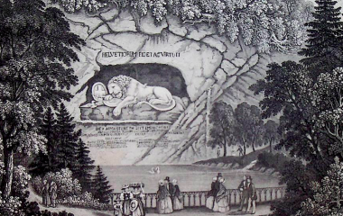 Touristen besichtigen das 1821 erbaute Löwendenkmal