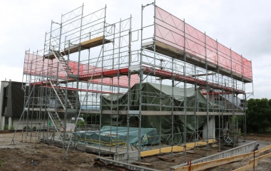 Das Gerüst wurde aufgestellt und ist bereit für den Holzbau