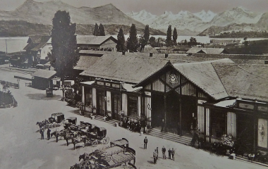 Kutscher warten vor dem ersten Bahnhof auf Kundschaft um 1860