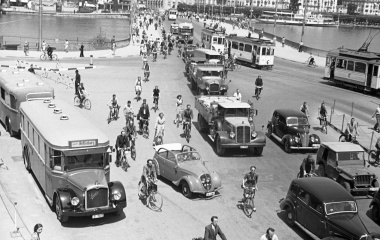 Vielfältige Mobilität  in den 1950er - Verkehr vor der Hauptpost