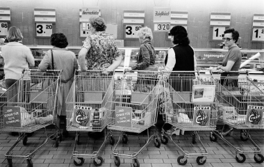 Massenkonsum - 1977  Shoppingcenter Emmen