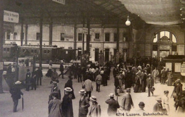 Hutmode in der  Bahnhofhalle um 1900