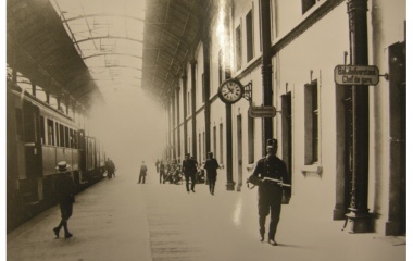 Truppen sichern Bahnhof während des Landesstreiks 1918 